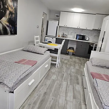 דירה студио за гости на град